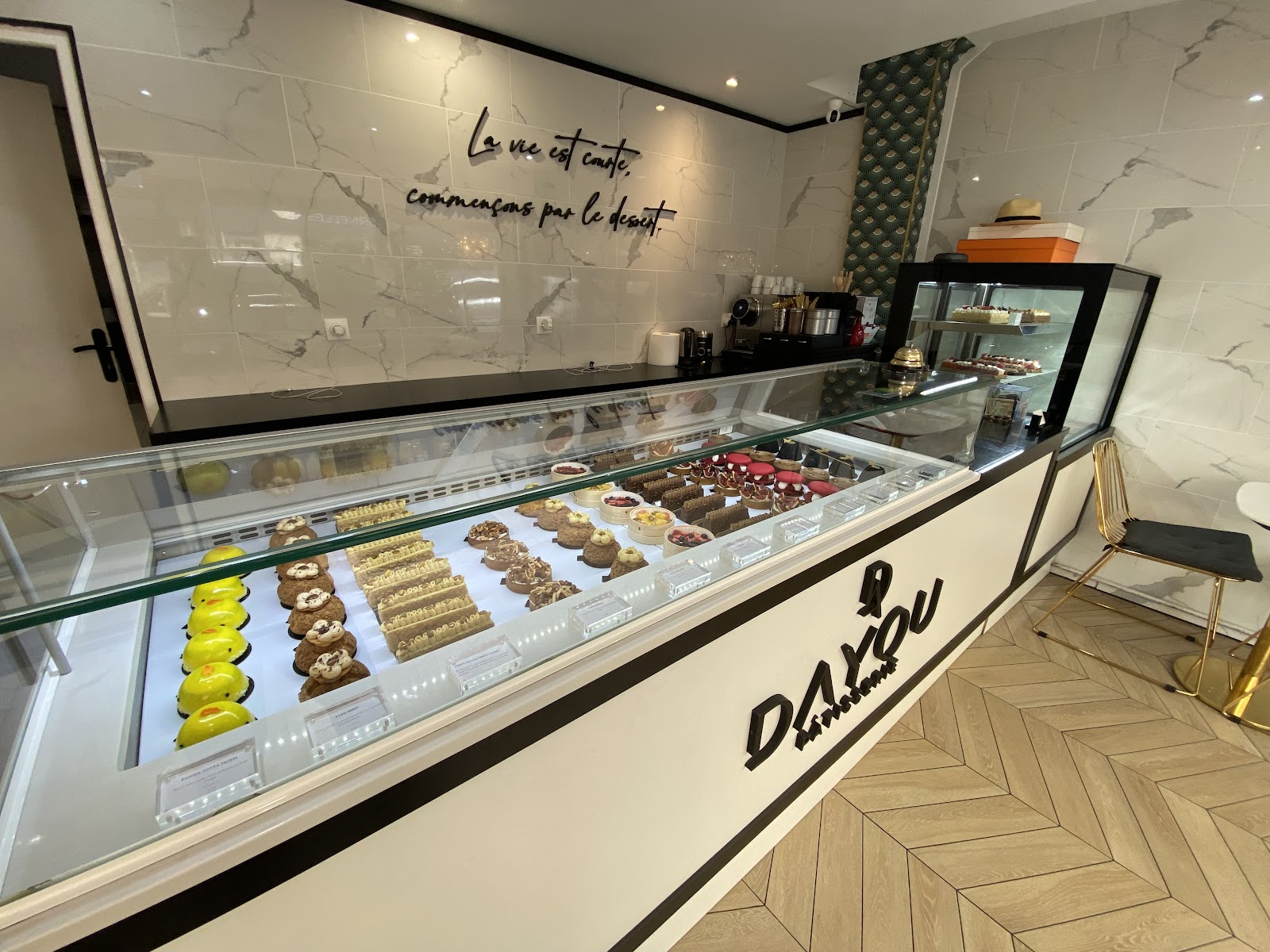 L'intérieur en marbre blanc de la pâtisserie DAYOU et sa grande vitrine