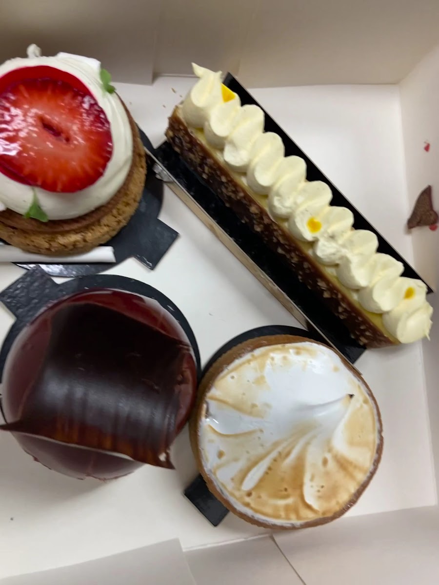 Assortiment de pâtisseries individuelles dans leur coffret