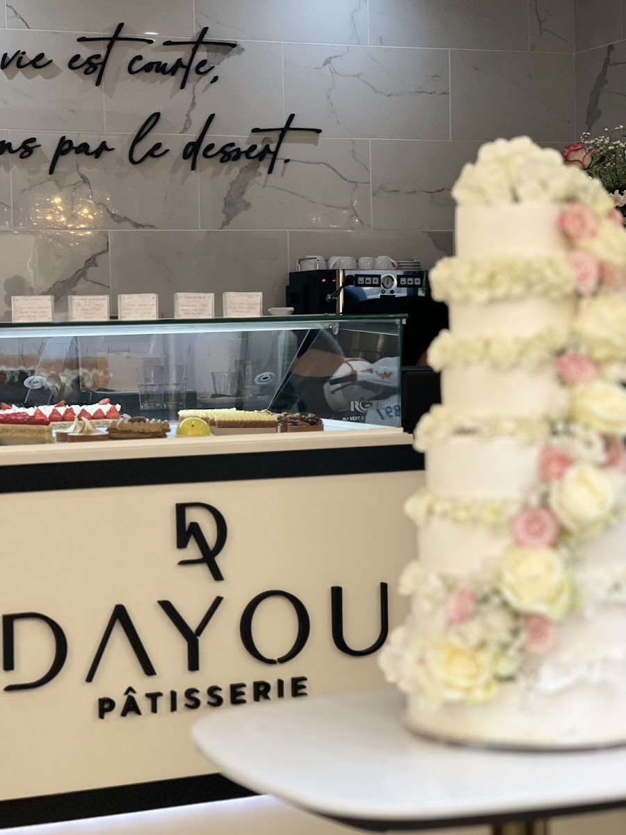 Pièce d'exception fleurie devant le comptoir DAYOU Pâtisserie