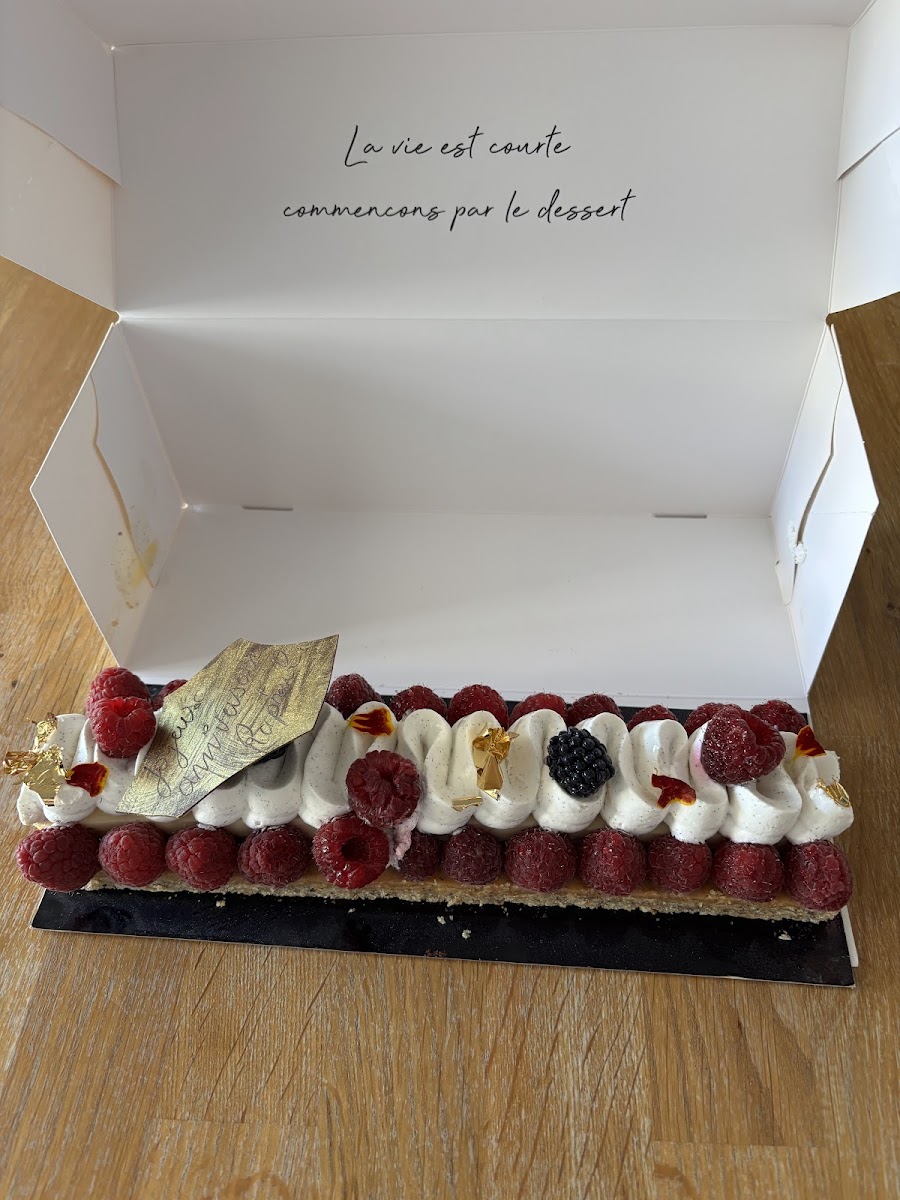 Création aux framboises dans son coffret signature DAYOU