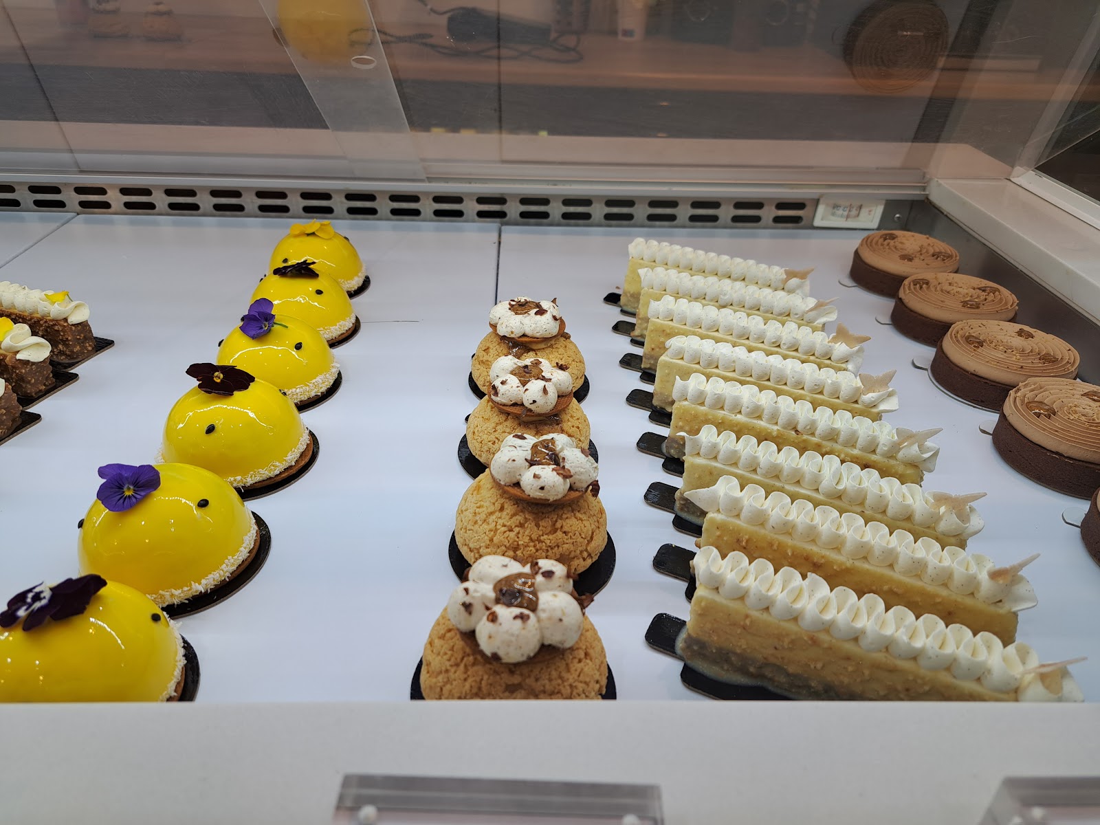 La vitrine DAYOU : entremets glacés, choux et créations signature